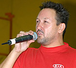 Claus Eisenmann singt beim KSV-Ringerwettkampf .